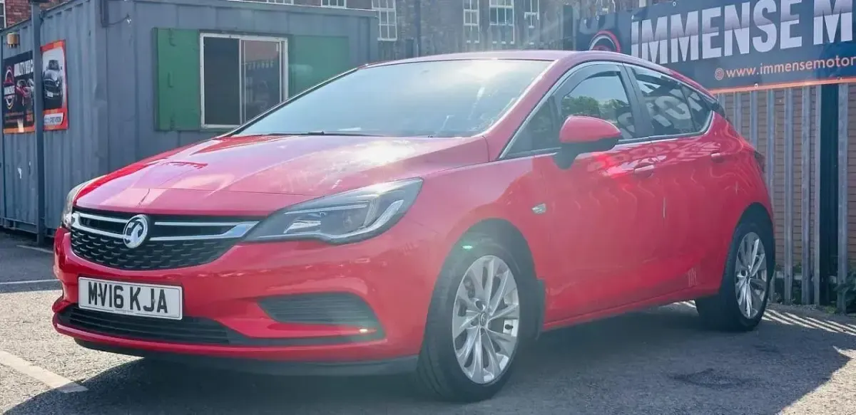 Begagnad Vauxhall Astra 125 HK (91 kW) 2016 Röd Halvkombi
