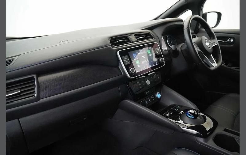 Used Nissan Leaf N-Connecta 108 kW (147 HP) 2022 Red Hatchback