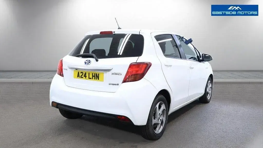Used Toyota Yaris 101 HP (74 kW) 2015 White Hatchback