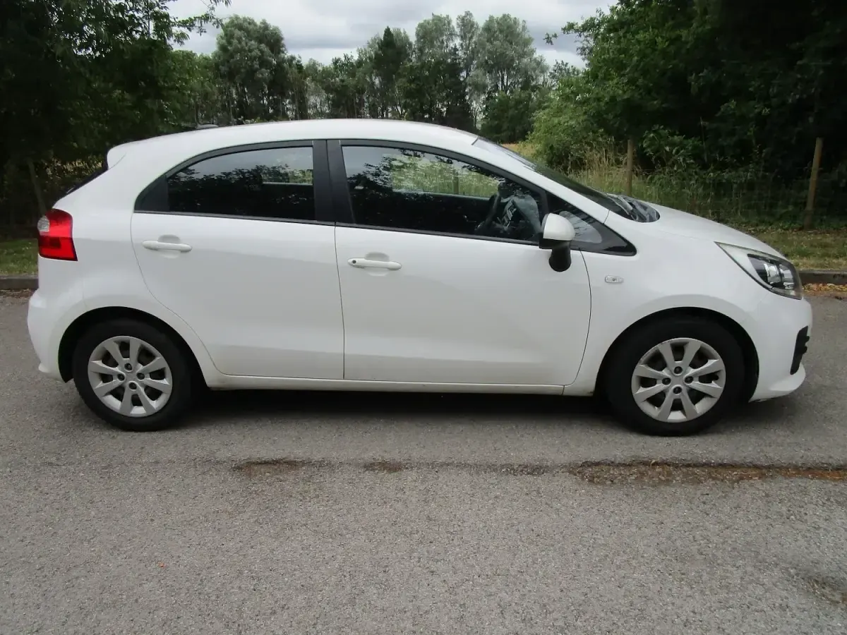 Used Kia Rio 84 HP (61 kW) 2016 White Hatchback