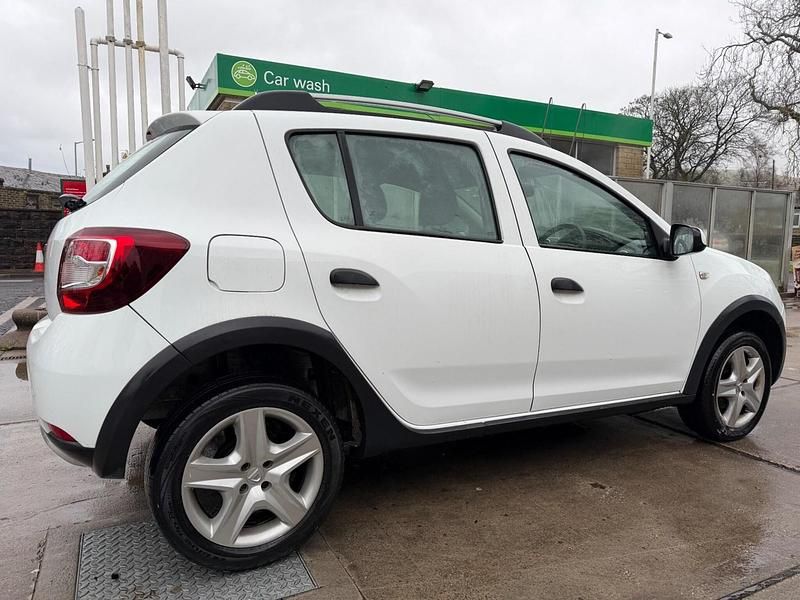 Used Dacia Sandero Ambiance 90 HP (66 kW) 2014 White Hatchback