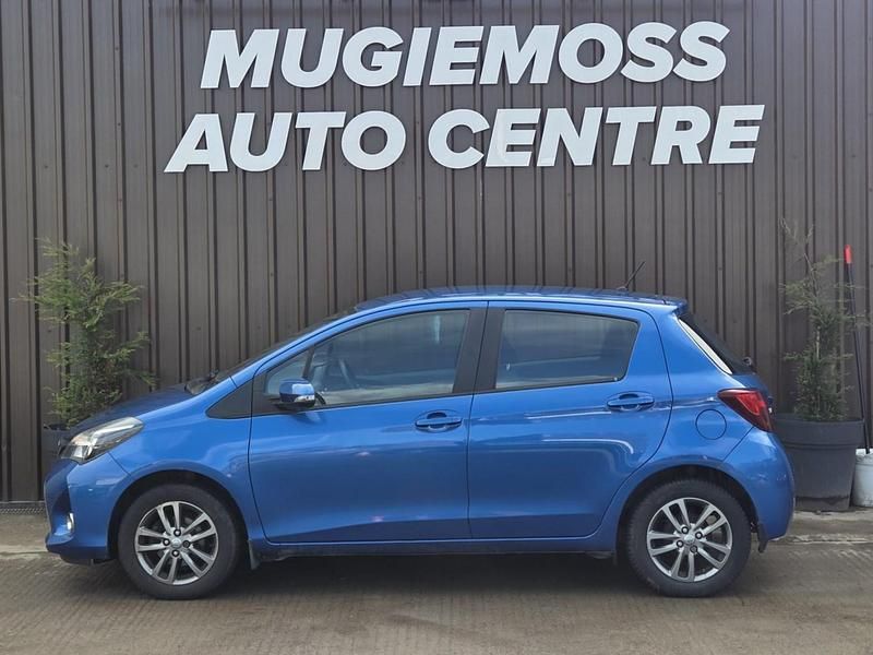 Used Toyota Yaris 99 HP (72 kW) 2015 Blue Hatchback