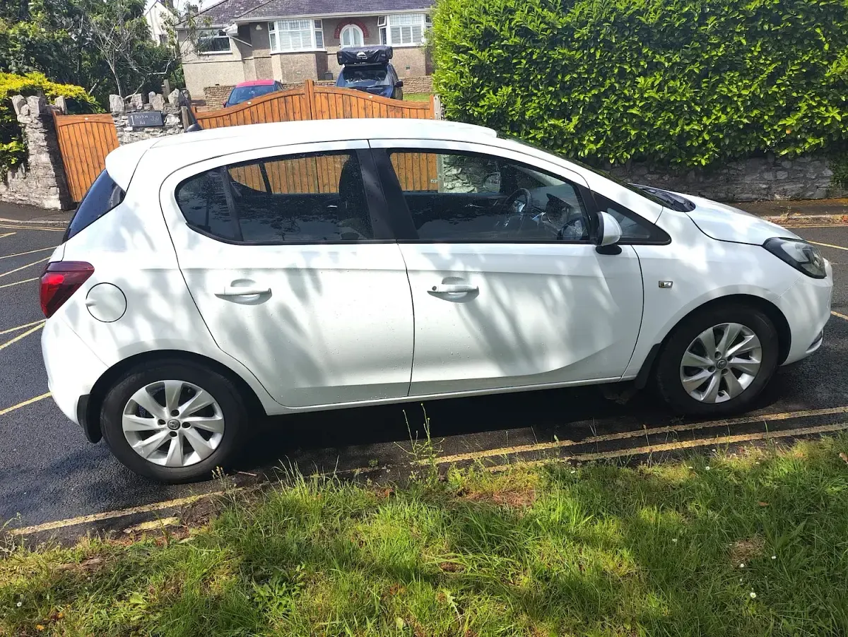 Used Vauxhall Corsa Design Edition 90 HP (66 kW) 2015 White Hatchback