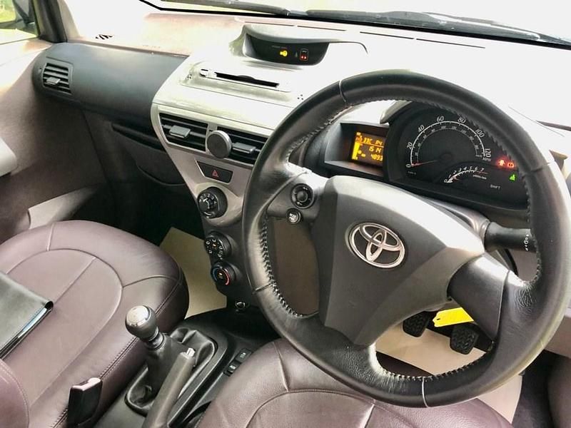 Usado Toyota iQ 68 HP (50 kW) 2009 Preto Citadino
