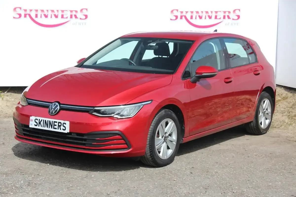 Begagnad VW Golf VIII Life 130 HK (95 kW) 2022 Röd Halvkombi