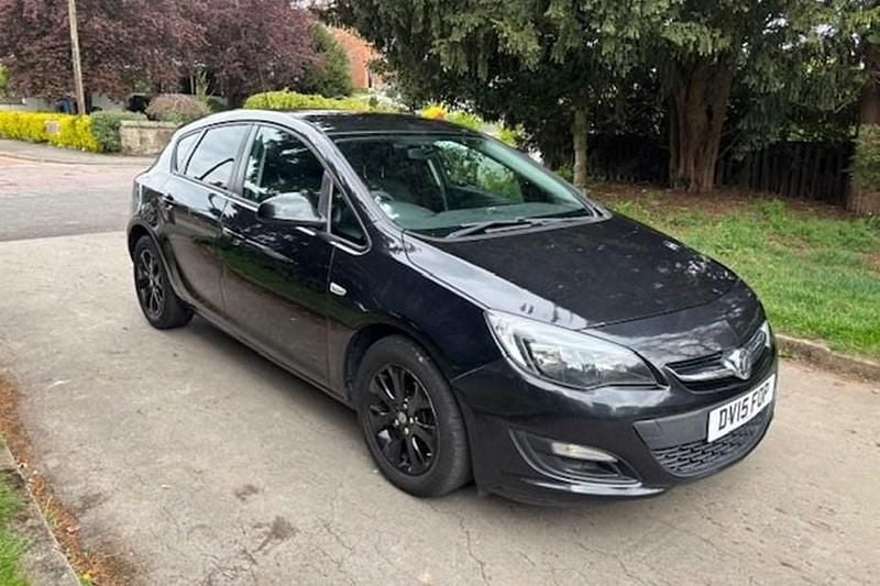 Used Vauxhall Astra Design Edition 115 HP (84 kW) 2015 Black Hatchback
