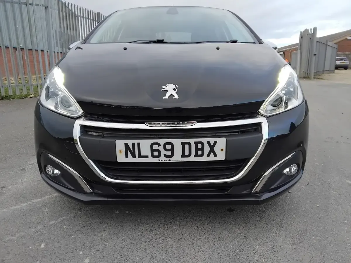 Używany Peugeot 208 Signature Sky 2019 Czarny Hatchback