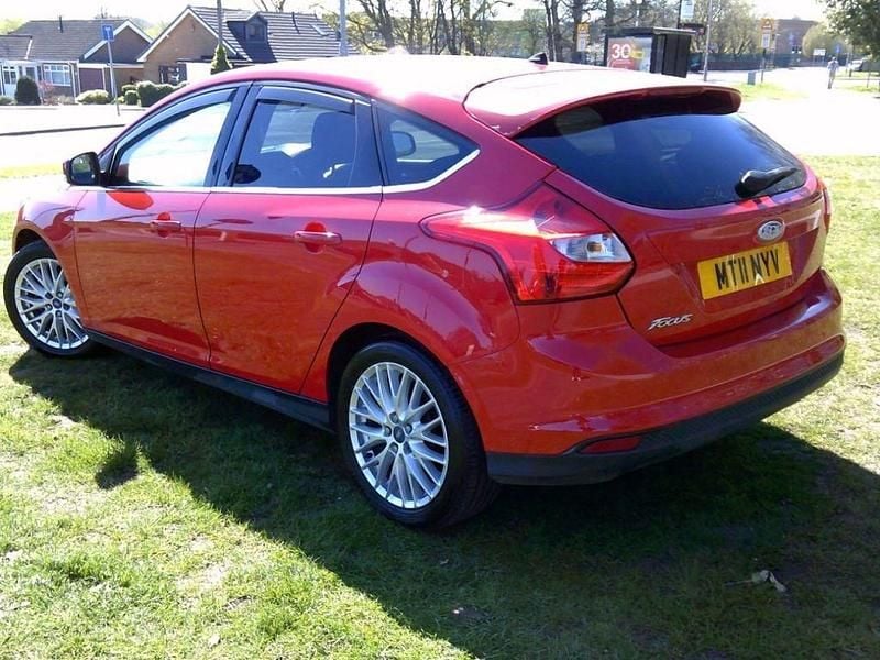 Used Ford Focus Zetec 125 HP (91 kW) 2011 Red Hatchback