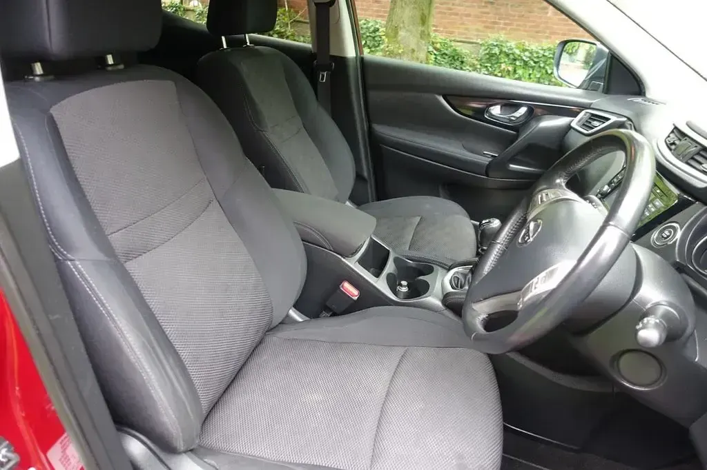 Used Nissan Qashqai N-Connecta 110 HP (80 kW) 2016 Red SUV
