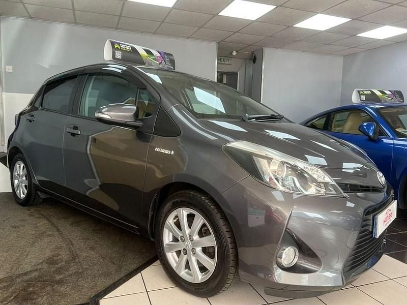 Used Toyota Yaris Hybrid Plus 101 HP (74 kW) 2014 Grey Hatchback