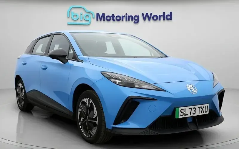 Begagnad MG MG4 EV SE 319 kW (435 HK) 2023 Blå Halvkombi