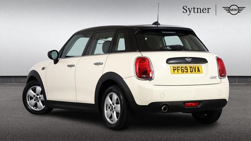 Used Mini Cooper Classic 134 HP (98 kW) 2019 White Hatchback