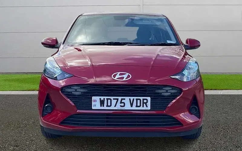 Begagnad Hyundai i10 Advanced 63 HK (46 kW) 2025 Röd Halvkombi
