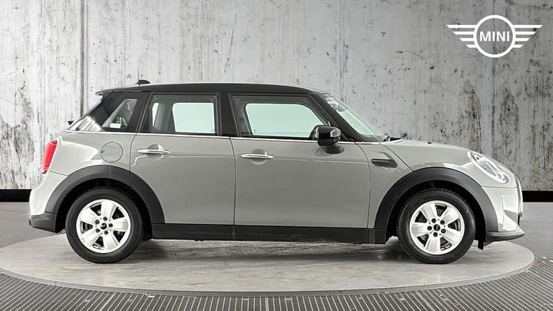 Usado Mini Cooper Classic 134 HP (98 kW) 2022 Cinzento Citadino