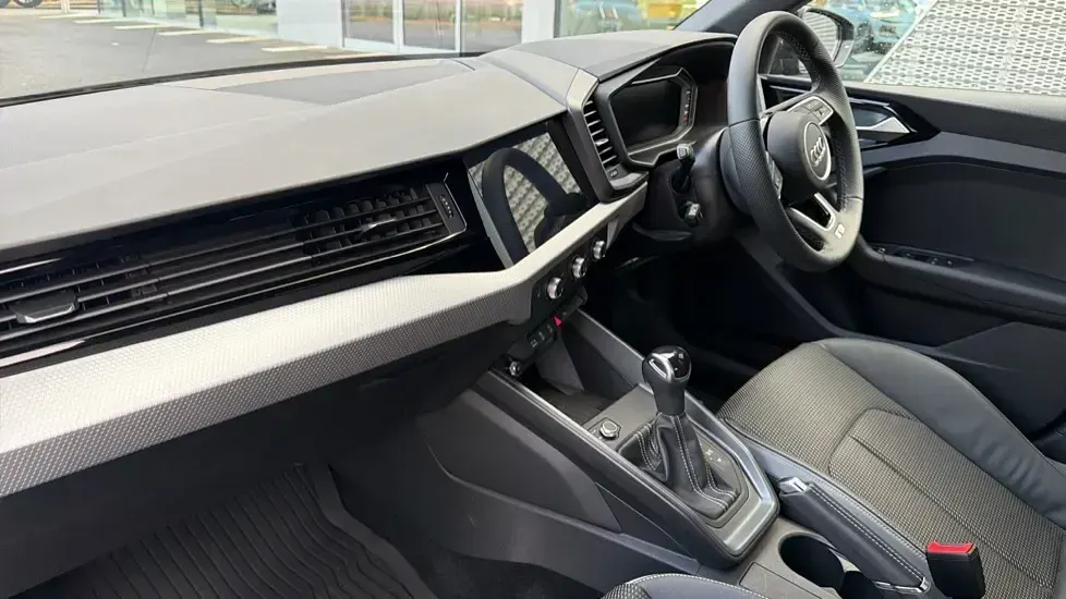 Usado Audi A1 S-Line 150 HP (110 kW) 2025 Preto SUV