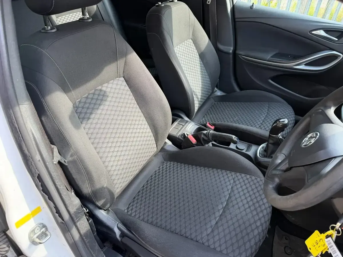 Used Vauxhall Astra 2018 White Estate