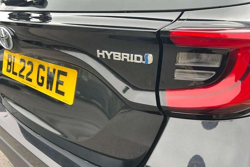Used Toyota Yaris Hybrid Design 113 HP (83 kW) 2022 Black Hatchback