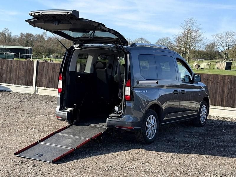 Used Ford Tourneo Connect Titanium 122 HP (89 kW) 2023 Grey MPV