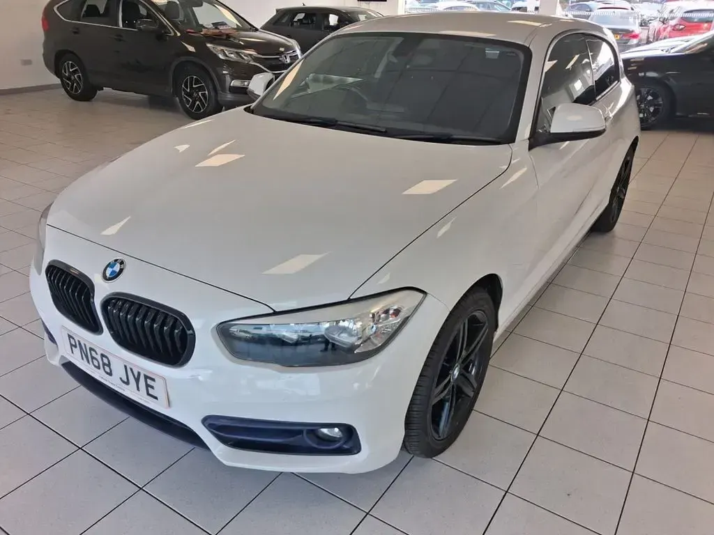 Used BMW 118 Sport Line 136 HP (100 kW) 2018 White Hatchback