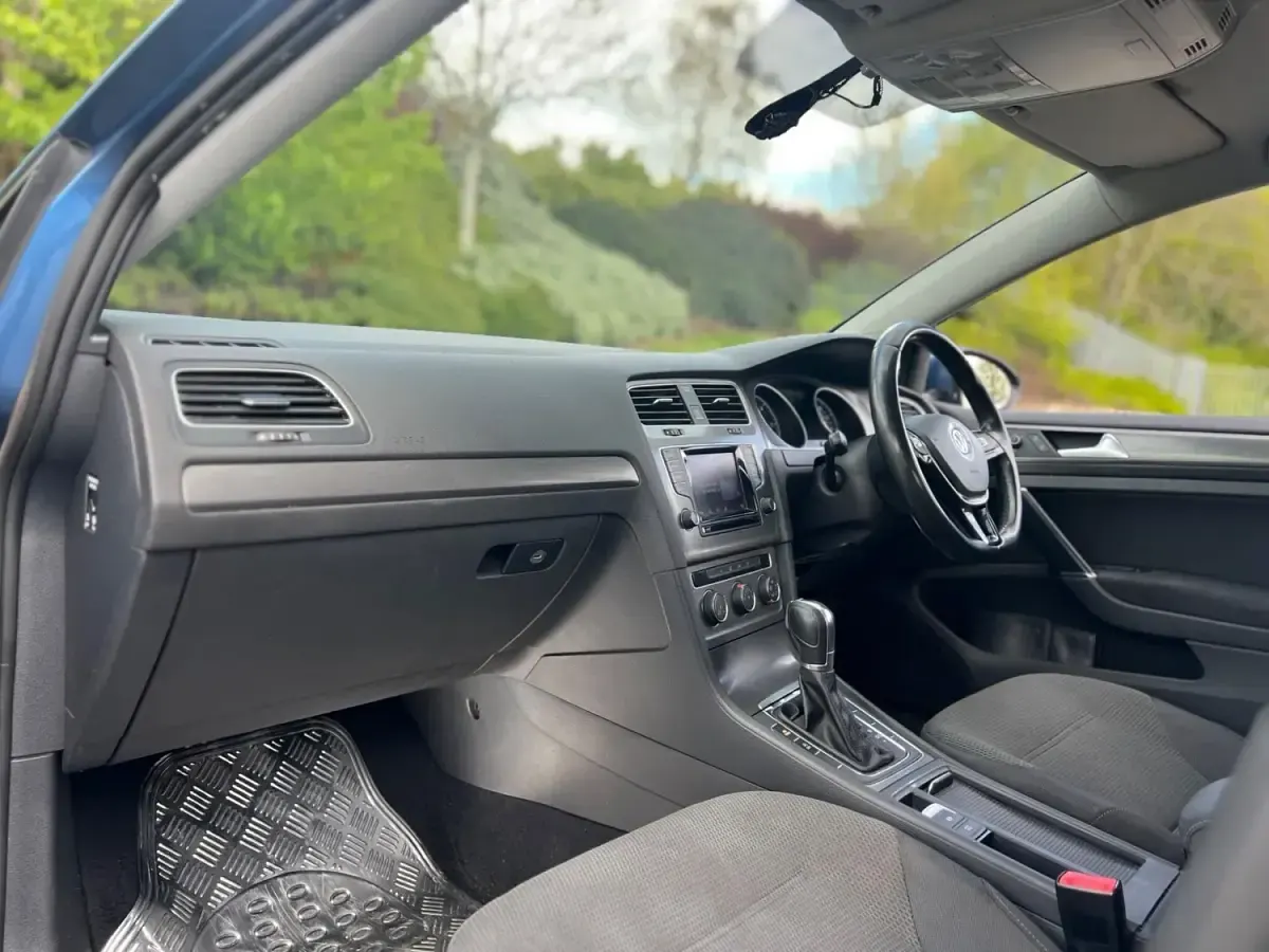 Second-hand VW Golf VII SE 105 CP (77 kW) 2013 Albastru Hatchback