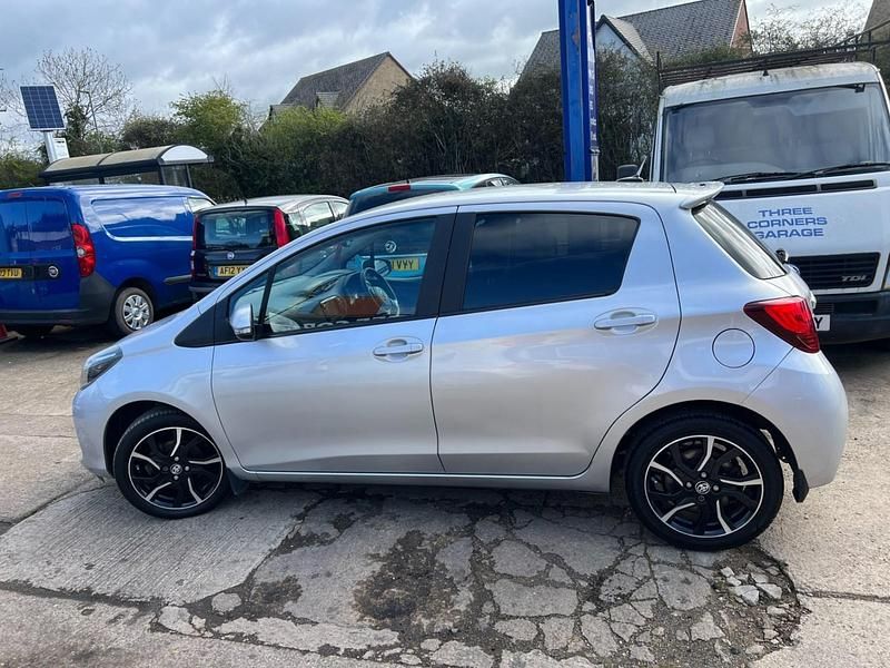 Used Toyota Yaris Design 99 HP (72 kW) 2016 Silver Hatchback