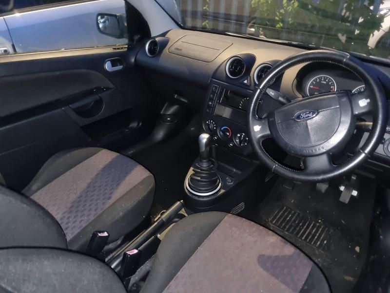 Usado Ford Fiesta 2004 Plateado Utilitario