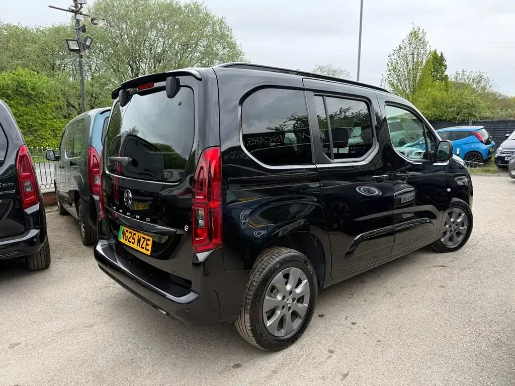 Used Vauxhall Combo Ultimate 100 kW (136 HP) 2025 Black MPV