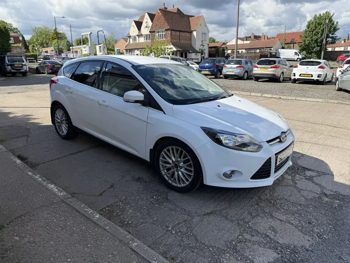 Used Ford Focus Zetec 115 HP (84 kW) 2013 White Hatchback