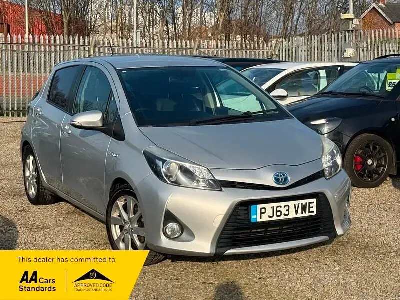 Used Toyota Yaris 101 HP (74 kW) 2013 Silver Hatchback