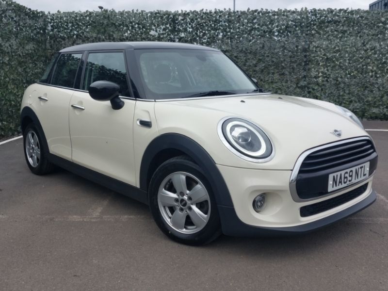White Used 2019 Mini Cooper Classic Hatchback | £13,998 (Good price) - Image 1/4