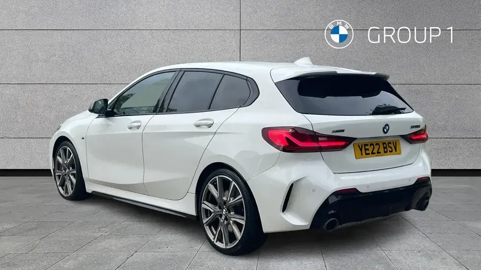 Begagnad BMW M135 Shadowline 302 HK (222 kW) 2022 Vit Halvkombi