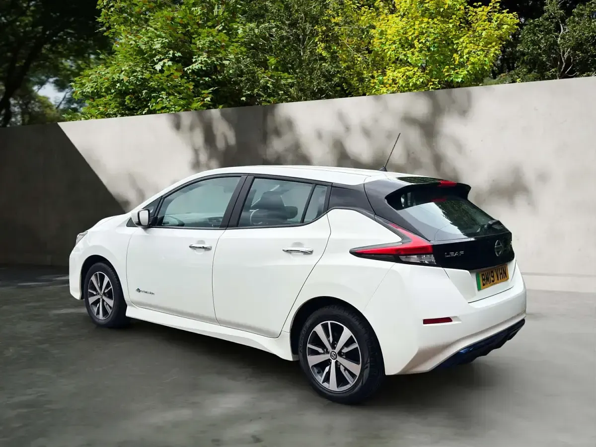 Used Nissan Leaf Acenta 110 kW (150 HP) 2019 White Hatchback