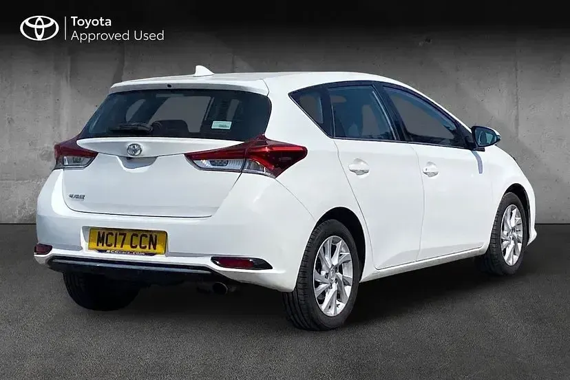 Used Toyota Auris 116 HP (85 kW) 2017 White Hatchback
