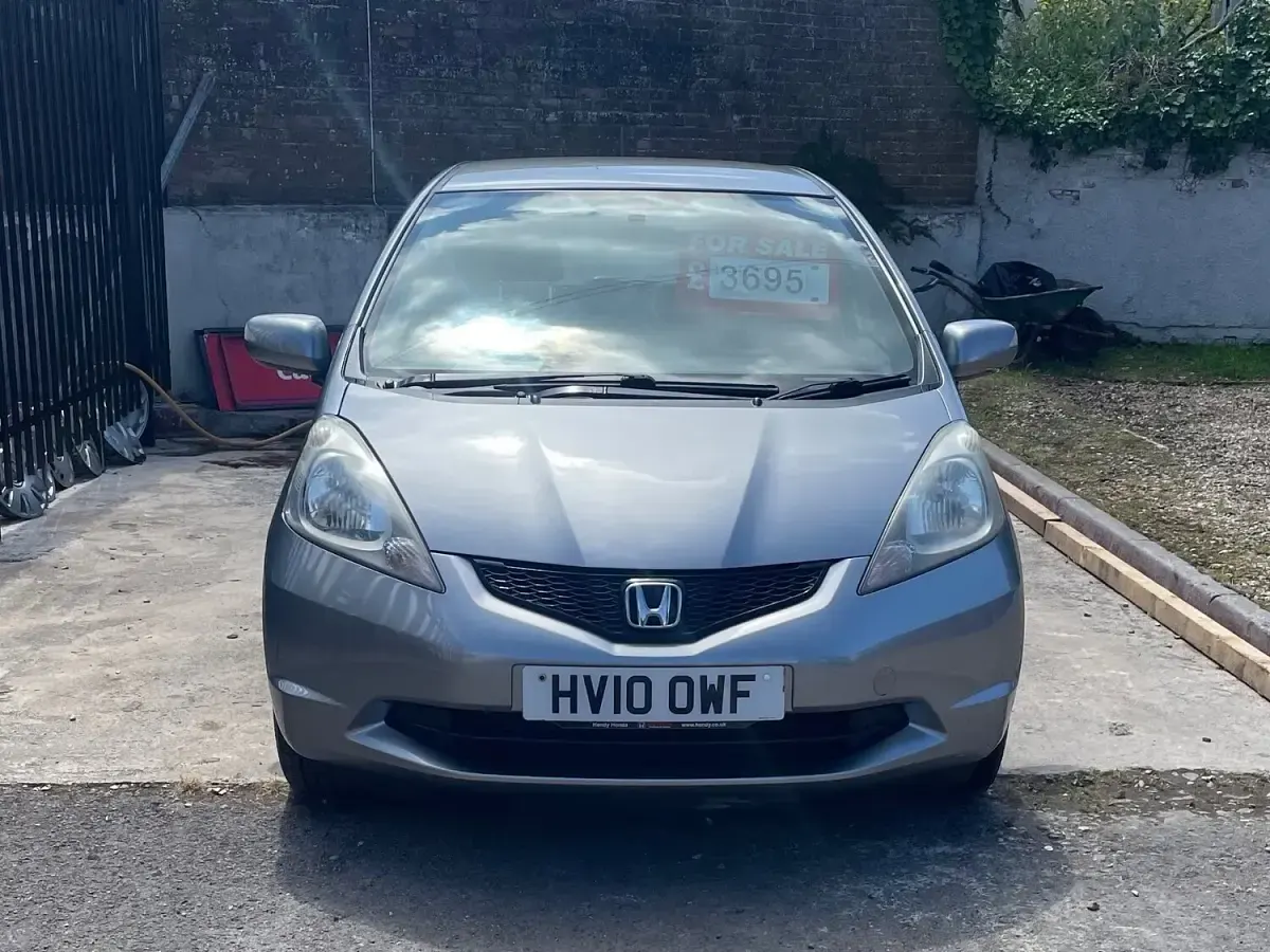 Used Honda Jazz ES 100 HP (73 kW) 2010 Silver Hatchback