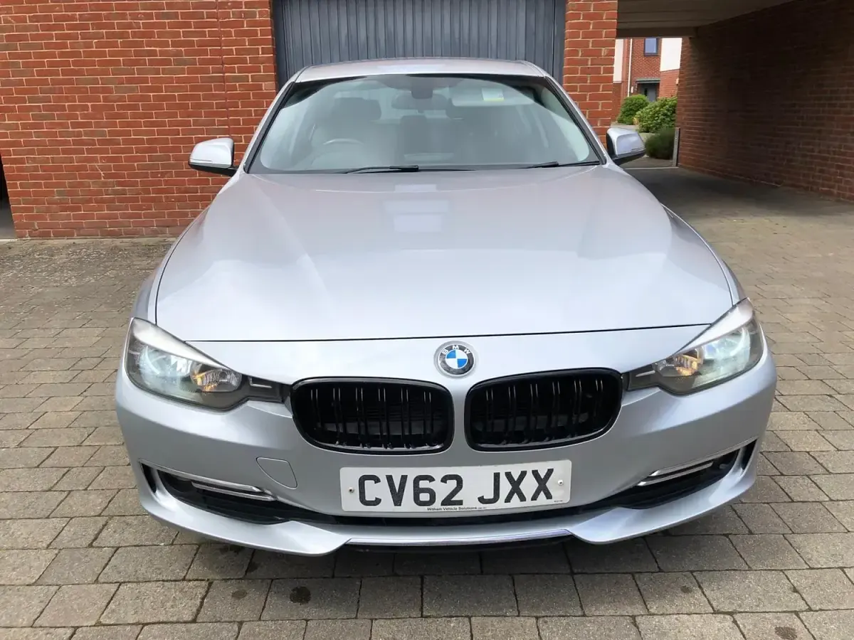Begagnad BMW 320 Luxury Line 2012 Silver Sedan