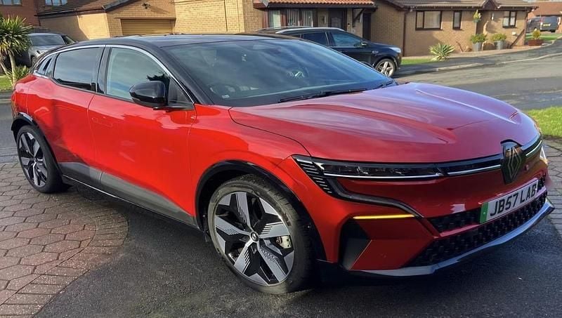 Used Renault Megane E-Tech Techno 160 kW (218 HP) 2022 Red/black Hatchback