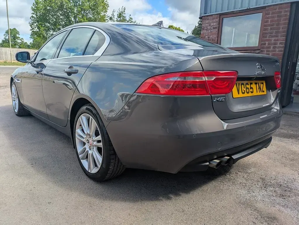 Używany Jaguar XE Prestige 2015 Szary Sedan/Limuzyna