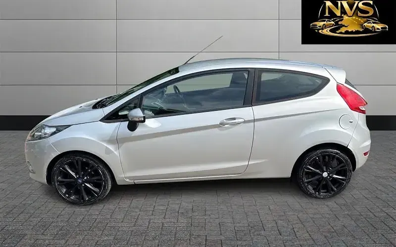 Begagnad Ford Fiesta 70 HK (51 kW) 2012 Silver Halvkombi