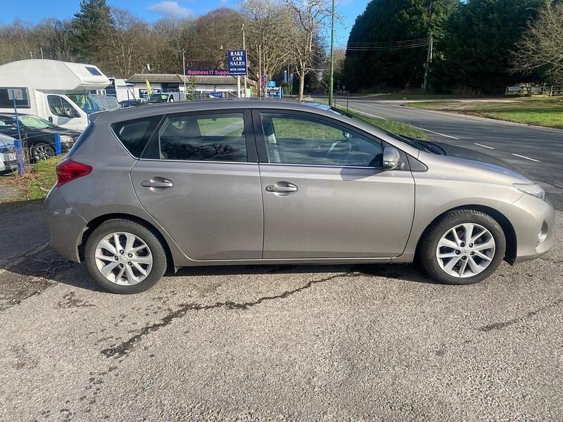 Used Toyota Auris 90 HP (66 kW) 2014 Bronze Hatchback