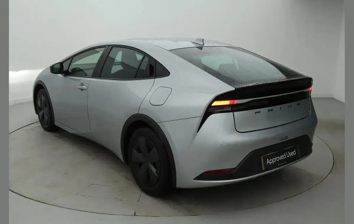 Usado Toyota Prius Design 220 CV (161 kW) 2025 Plateado Utilitario