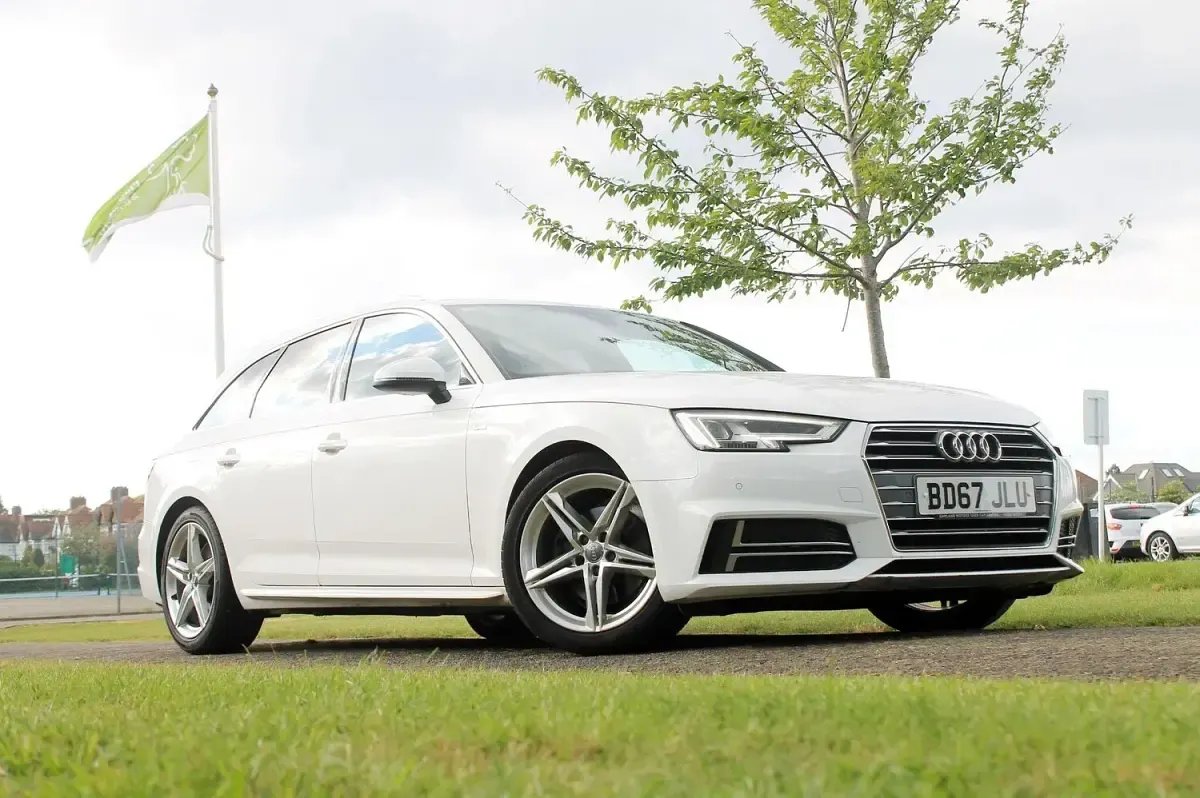 Used Audi A4 S-Line 150 HP (110 kW) 2017 White Estate