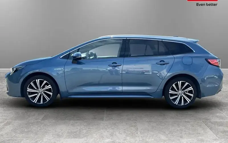 Used Toyota Corolla Design 122 HP (89 kW) 2021 Blue Estate