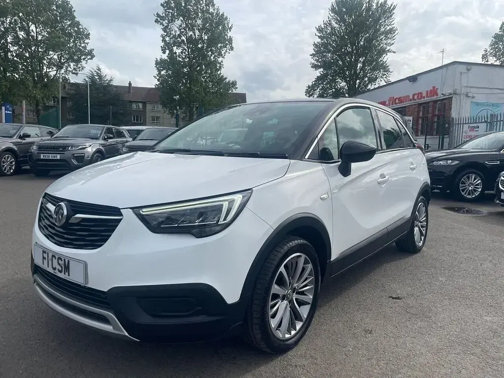 Used Vauxhall Crossland X SRi 83 HP (61 kW) 2020 White SUV