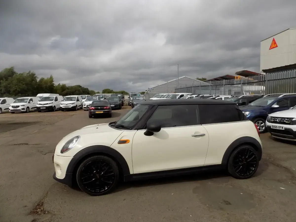 Used Mini ONE Hatch 102 HP (75 kW) 2016 White Hatchback