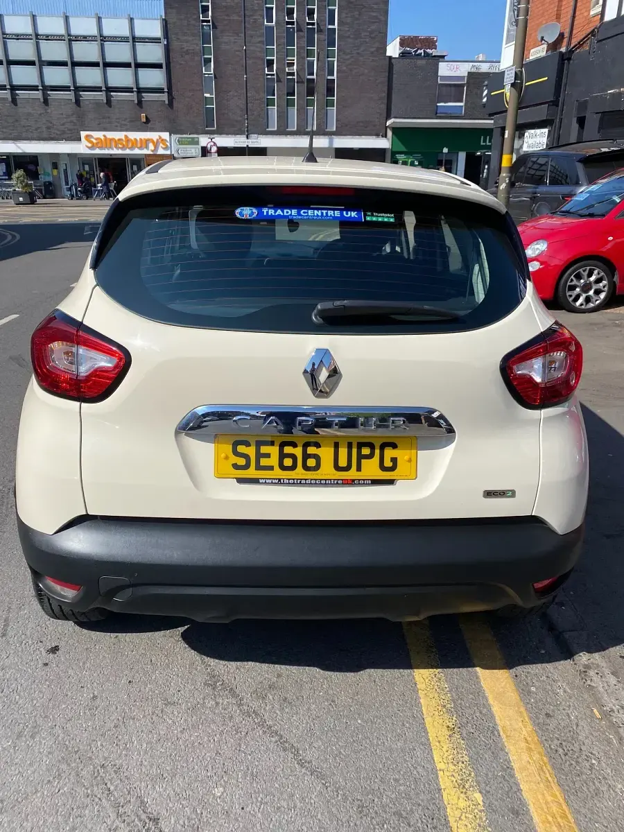 Used Renault Captur Dynamique 90 HP (66 kW) 2016 Cream SUV