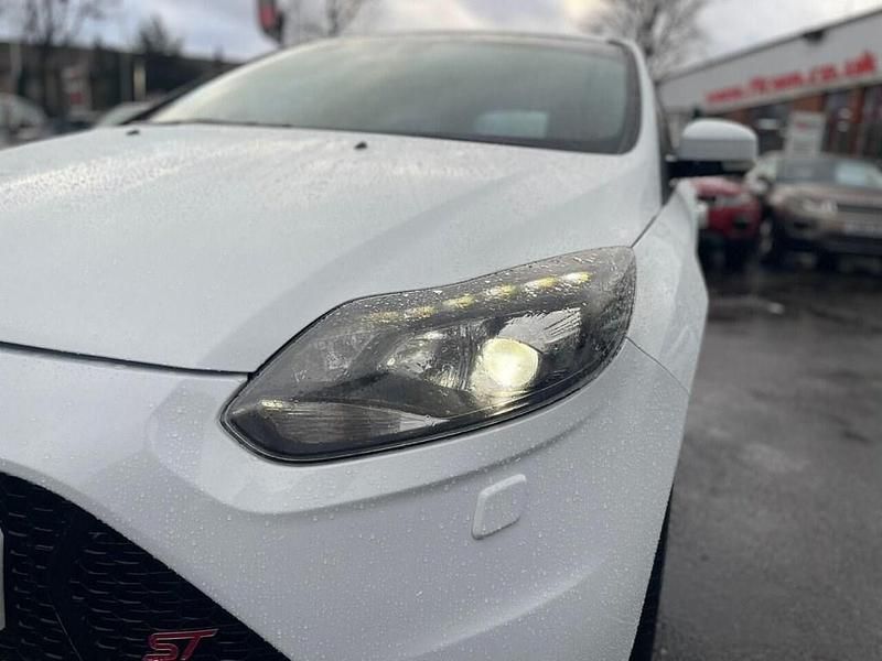 Used Ford Focus ST 250 HP (183 kW) 2014 White Hatchback