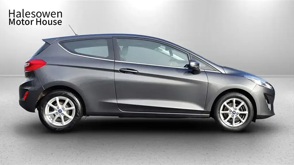 Used Ford Fiesta Zetec 100 HP (73 kW) 2018 Grey Hatchback