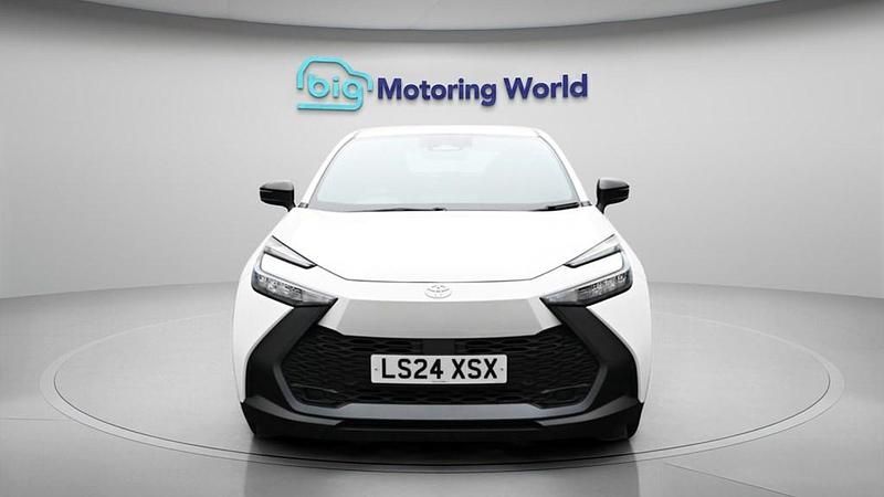 Used Toyota C-HR 140 HP (102 kW) 2024 White SUV