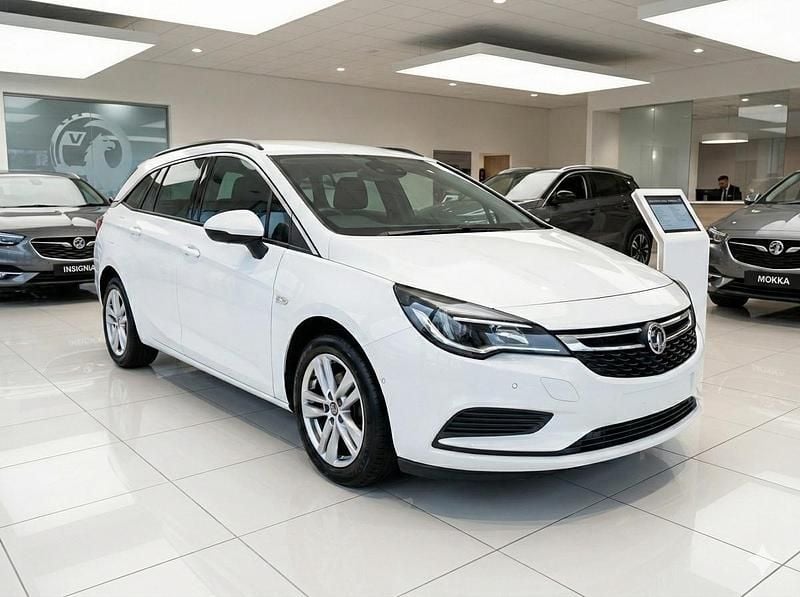 Used Vauxhall Astra Design Edition 136 HP (100 kW) 2018 White Estate