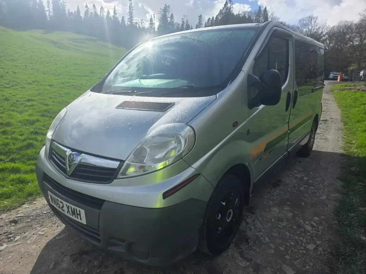Second-hand Vauxhall Vivaro 90 CP (66 kW) 2012 Argintiu Monovolum